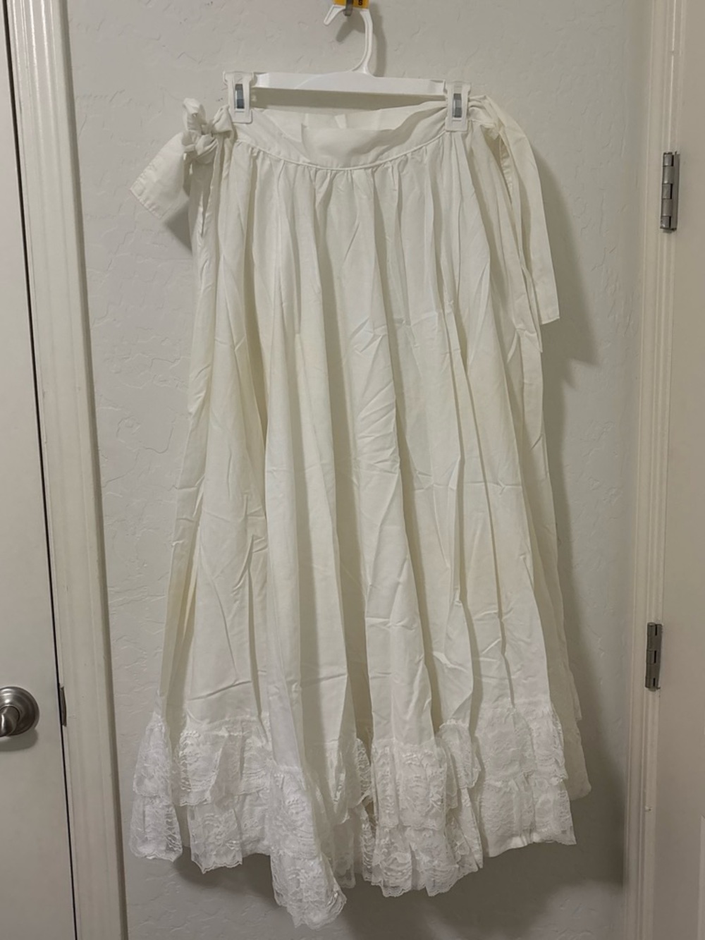 Vintage folclórico White lace maxi skirt with ruffled hem and adjustable waist